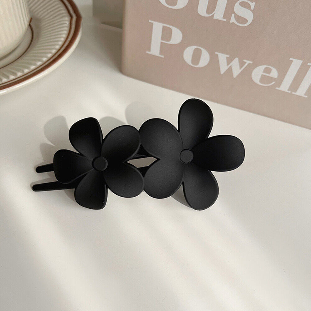 Schwarze Haarspange in Blumenform, Kunststoff, modisches Accessoire, Damenhaarschmuck.