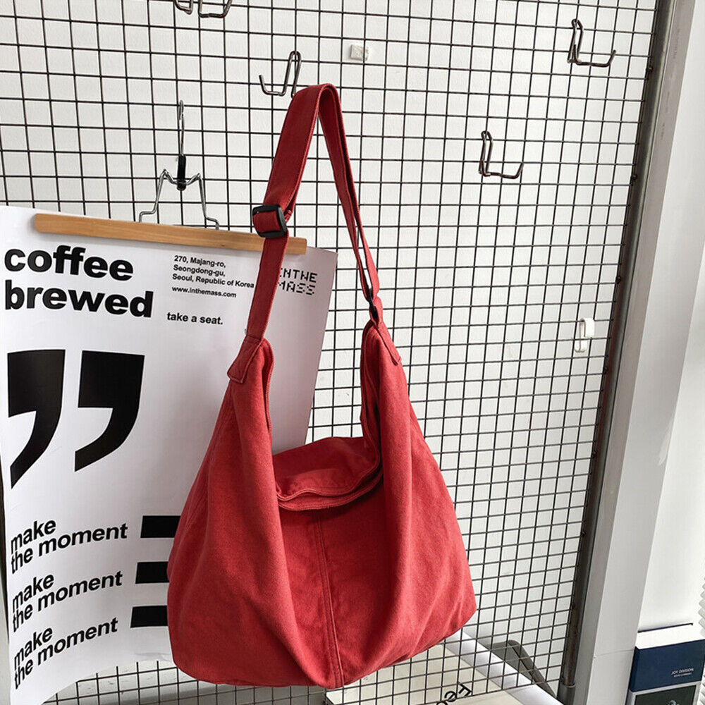 Rote Umhängetasche aus Stoff, lässig, modisch, ideal für Alltag und Freizeit.