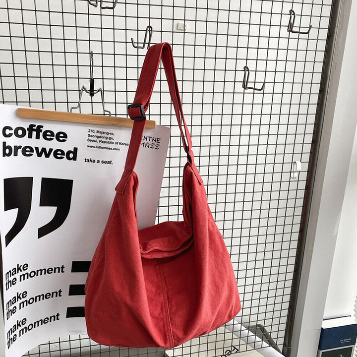Rote Umhängetasche aus Stoff, lässig, modisch, ideal für Alltag und Freizeit.