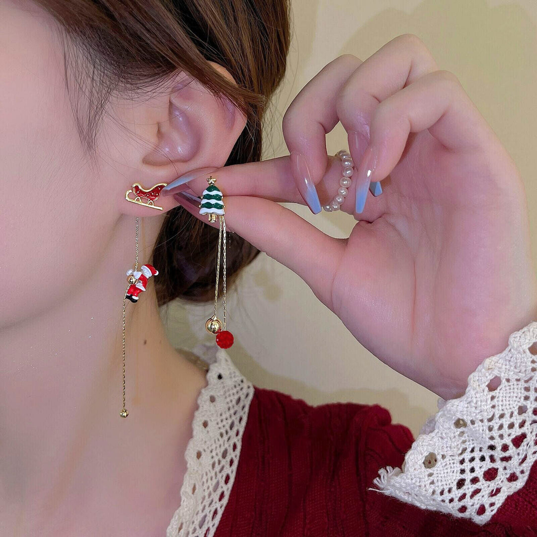 Frau mit Weihnachts-Ohrringen, Schlitten und Tannenbaum-Design, goldene Kette, festlicher Schmuck.