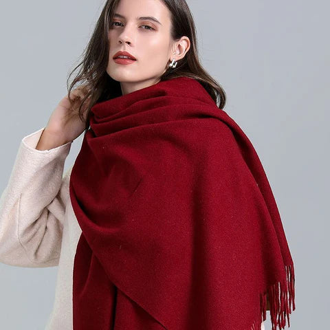 Frau mit rotem Wollschal, elegantes Winteraccessoire, Mode, Damenbekleidung, stilvoll.