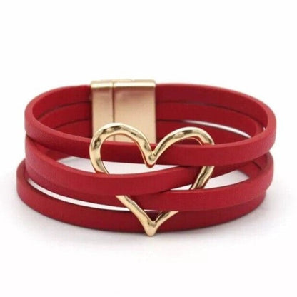 Rotes Lederarmband mit goldfarbenem Herzanhänger, modisches Accessoire für Damen.