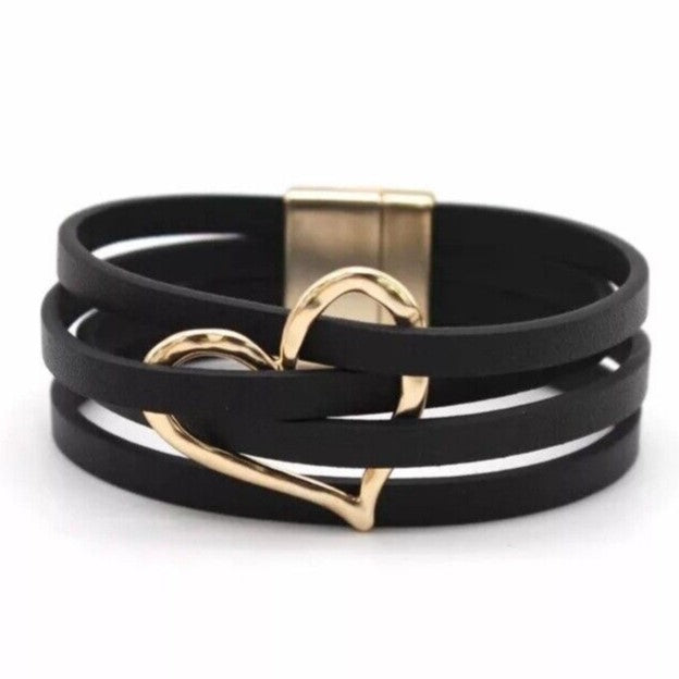 Schwarzes Lederarmband mit goldfarbenem Herz, dreifach gewickelt, Magnetverschluss.