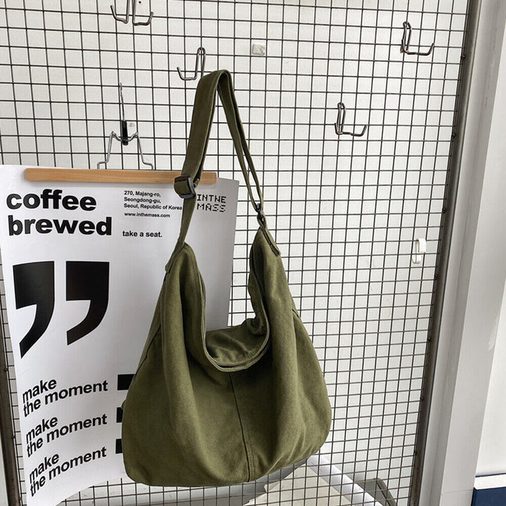 Grüne Canvas-Umhängetasche auf Gitterhintergrund, modisch, lässig, vielseitig.