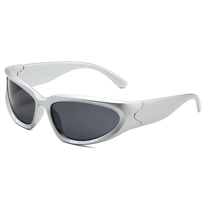 Silberne Sonnenbrille mit schwarzen Gläsern, modisches Accessoire, UV-Schutz.