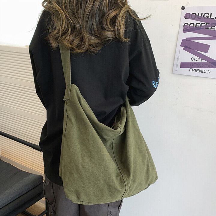 Frau mit olivgrüner Umhängetasche aus Leinen, lässiger Stil, modisch, praktisch.
