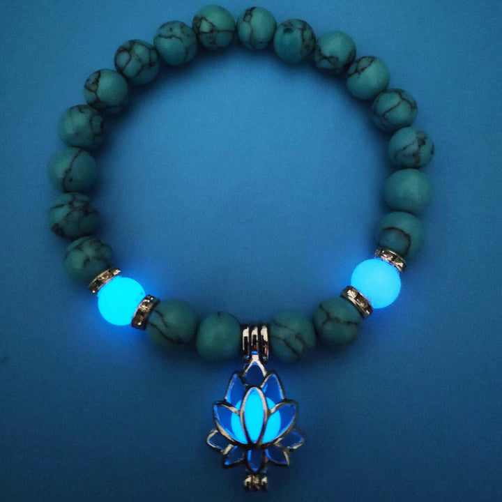Türkisfarbenes Armband mit leuchtenden Perlen und Lotus-Anhänger, Schmuck, Geschenkideen.
