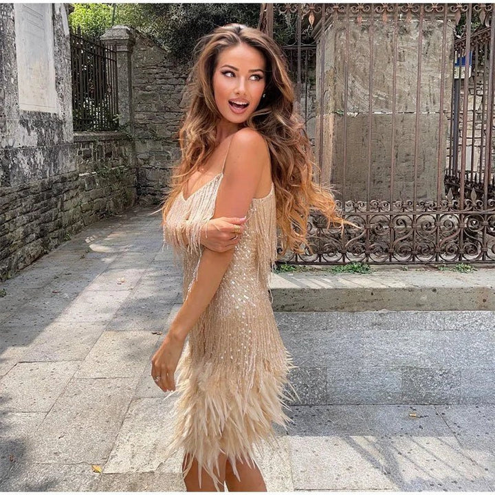 Frau in goldenem Paillettenkleid mit Fransen, elegantes Cocktailkleid, Outdoor-Shooting.