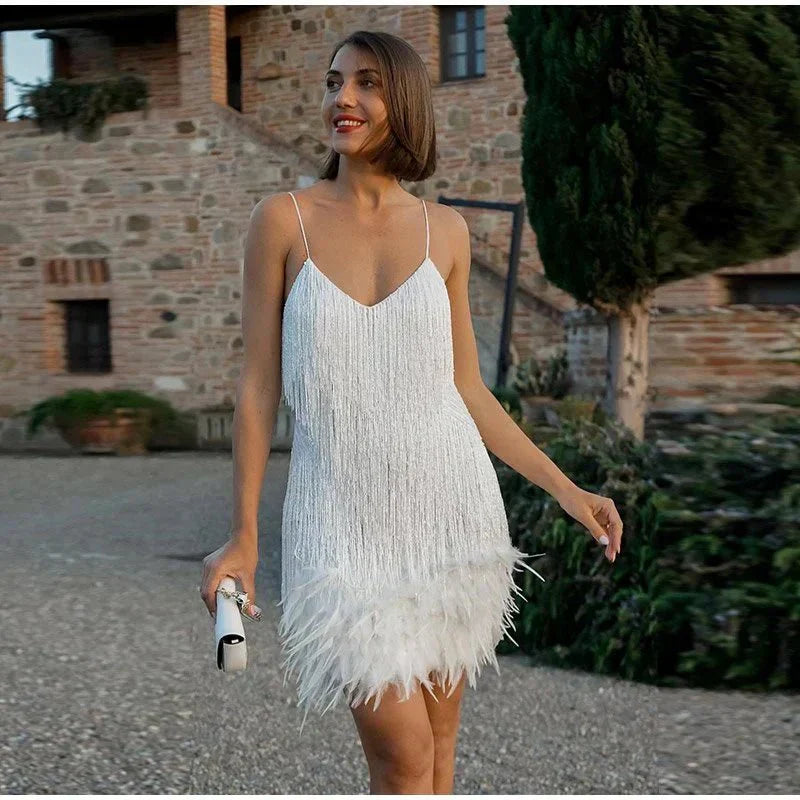 Frau im weißen Cocktailkleid mit Fransen, elegantes Design, draußen, Abendmode.