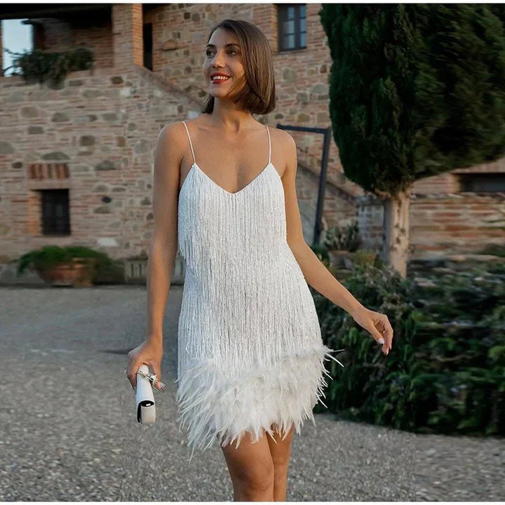 Frau im weißen Cocktailkleid mit Fransen, elegantes Design, draußen, Abendmode.