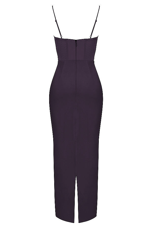 Schwarzes, ärmelloses Abendkleid mit Spaghettiträgern und Rückenschlitz, elegantes Design.