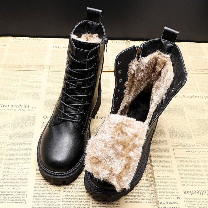 Schwarze Winterstiefel mit Kunstfellfutter, robustes Design, ideal für kaltes Wetter.