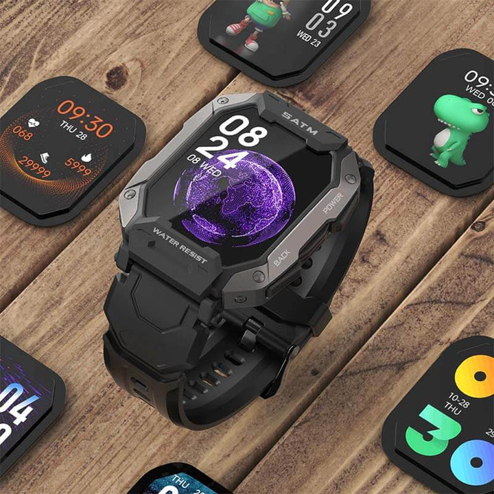 Schwarze Smartwatch mit robustem Design, wasserdicht, auf Holztisch mit digitalen Zifferblättern.