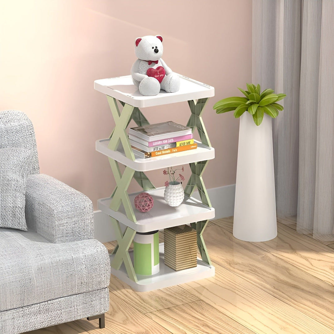 Weißes Regal mit vier Ebenen, Dekoration, Bücher, Teddybär, modernes Wohnzimmer, Holzfußboden.
