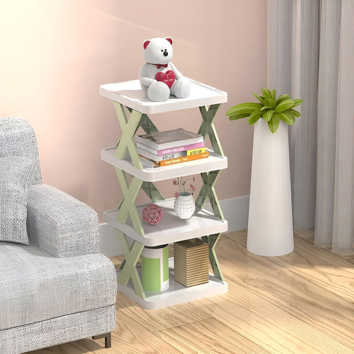 Weißes Regal mit vier Ebenen, Dekoration, Bücher, Teddybär, modernes Wohnzimmer, Holzfußboden.