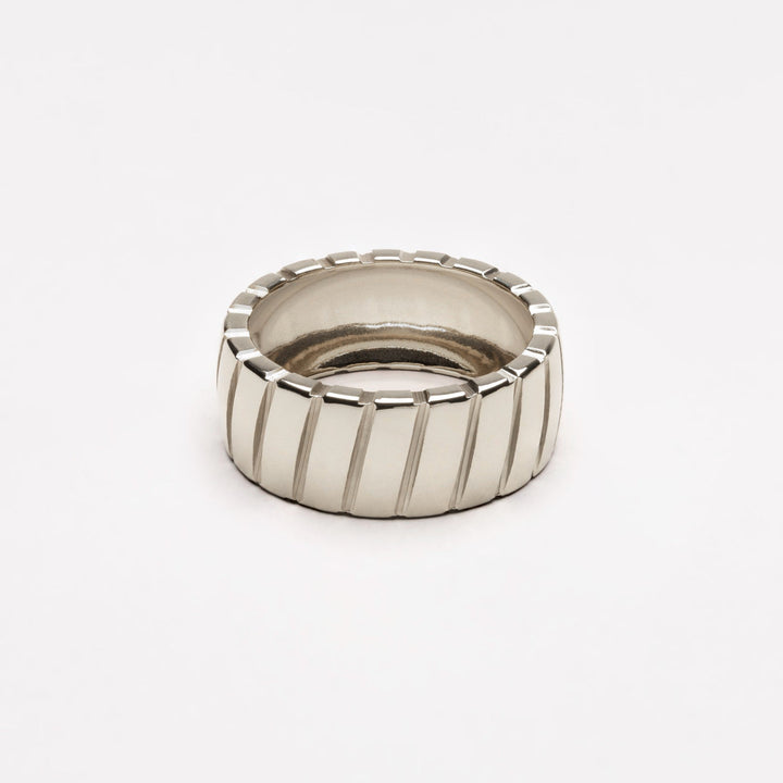 Silberner Ring mit Rillen, modern, breit, Schmuck für Herren und Damen, Edelstahloptik.