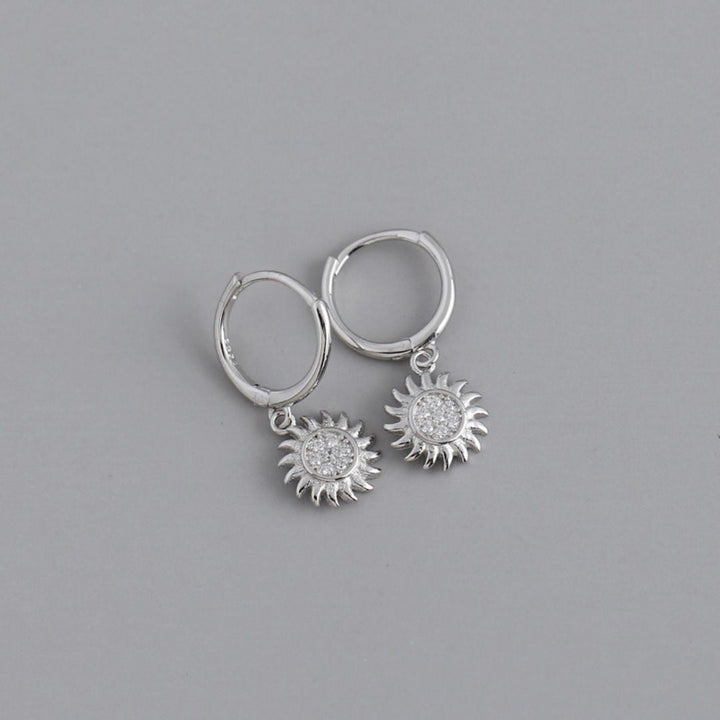 Silberne Sonnen-Creolen Ohrringe mit Zirkonia, modisch, elegant, Schmuck für Damen.