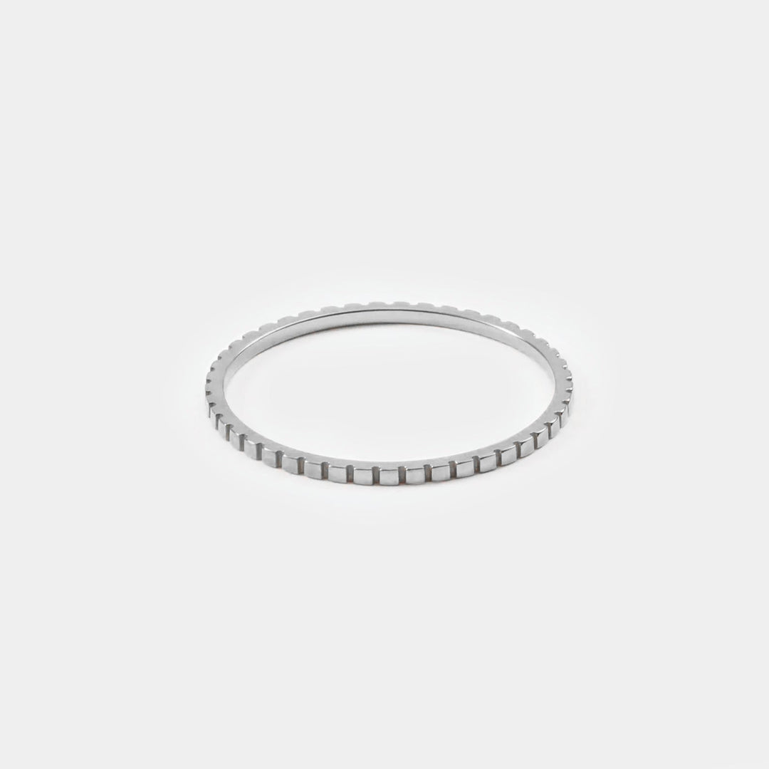 Dünner Silberring, geriffelt, minimalistisches Design, Schmuck für Damen, modisch.