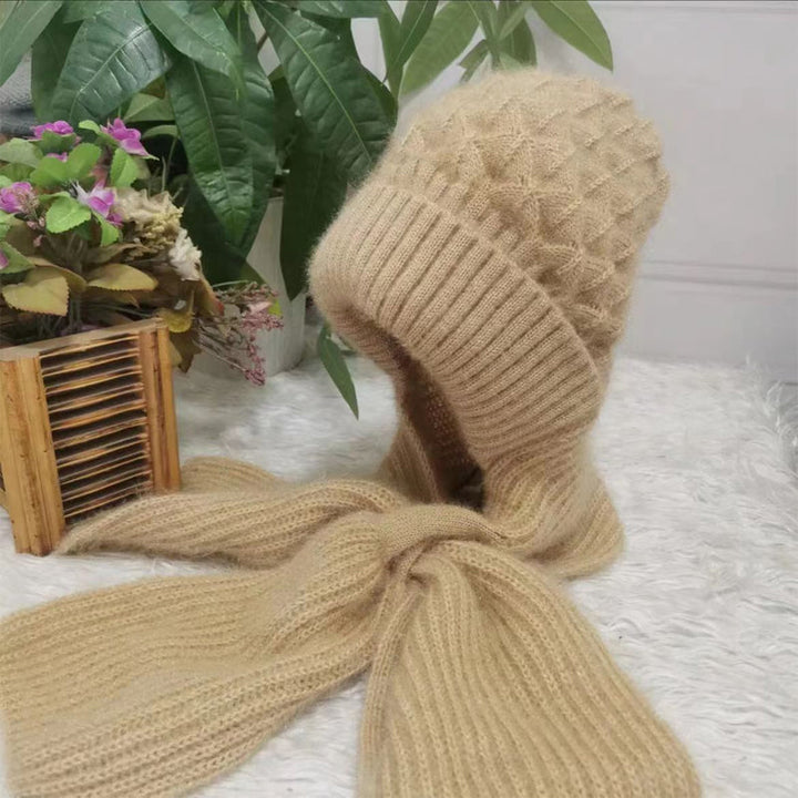 Beige Strickmütze mit Schal, weiches Material, Wintermode, Damenaccessoire, gemütlich, warm.