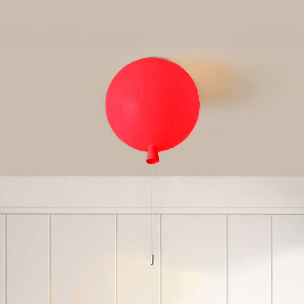 Rote Ballon-Deckenleuchte aus Kunststoff, moderne Kinderzimmerlampe, minimalistisch.