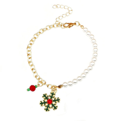 Goldenes Armband mit Schneeflocken-Anhänger und Perlen, weihnachtlicher Schmuck.