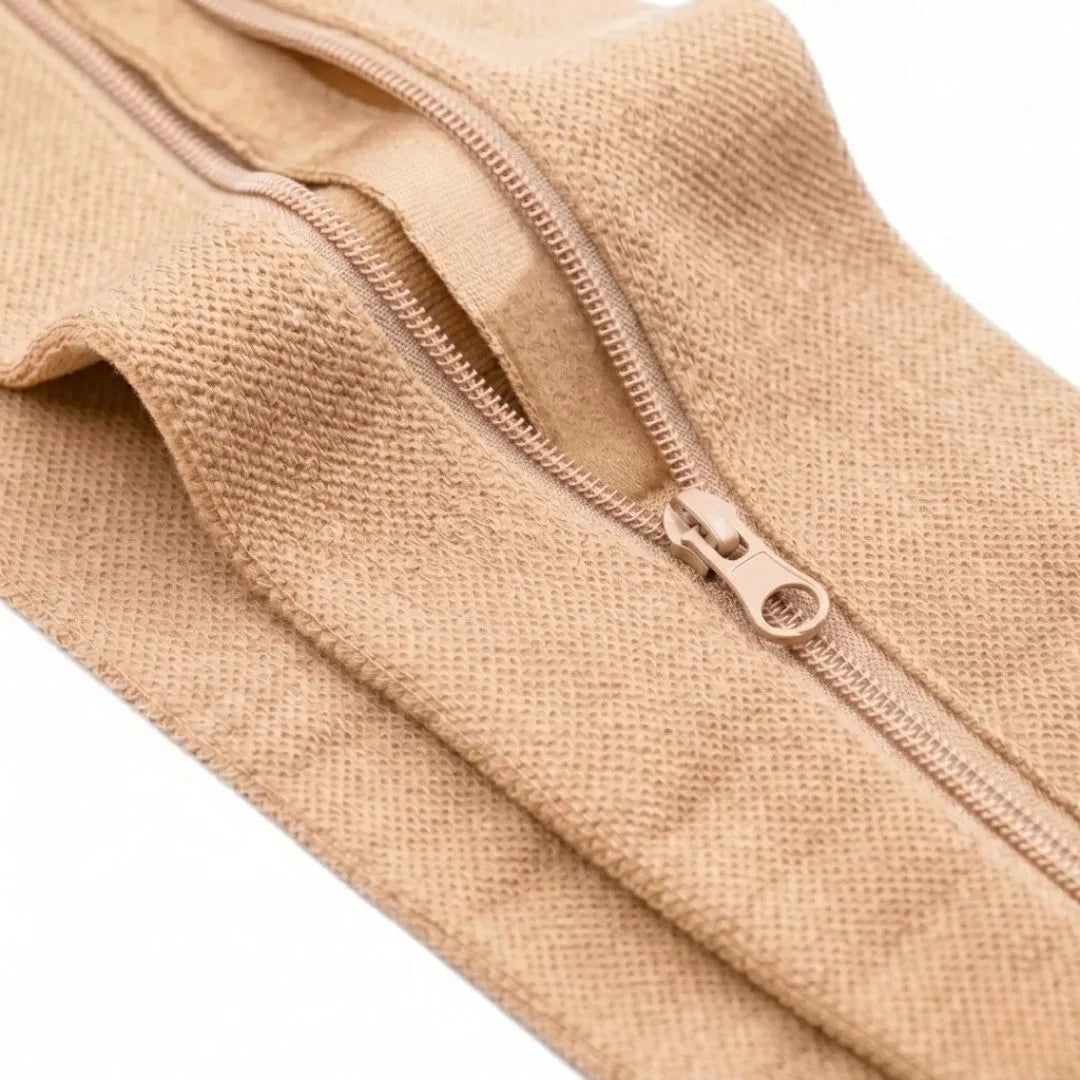 Detailní záběr na zip a pletený materiál tělové podkolenky s vnitřním ochranným lemem 13