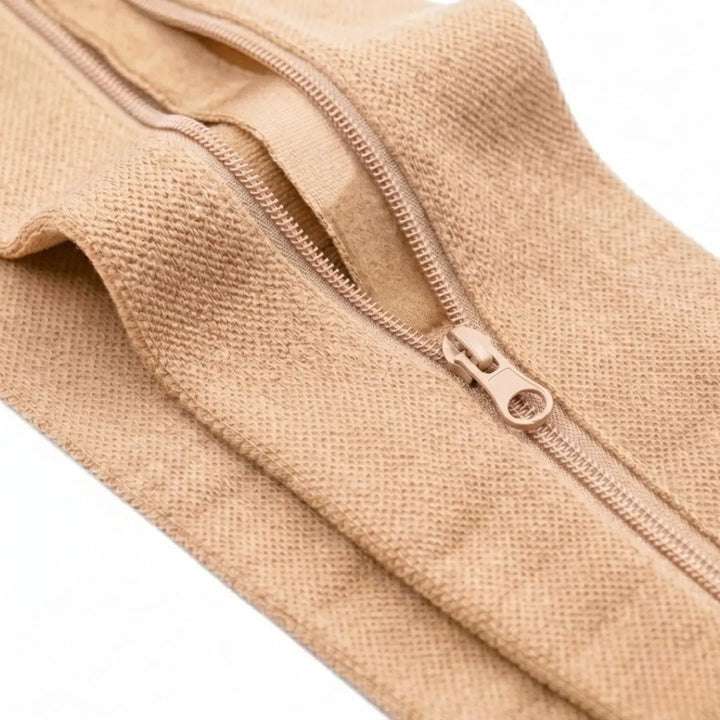 Detailní záběr na zip a pletený materiál tělové podkolenky s vnitřním ochranným lemem 13