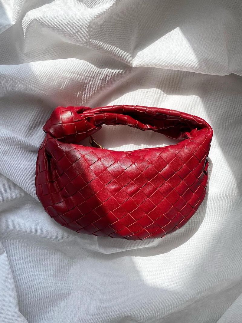 Rote geflochtene Ledertasche, Mini-Format, modisches Accessoire, handgefertigt.