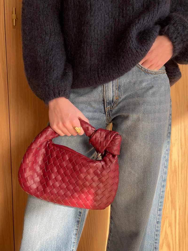 Rote geflochtene Handtasche aus Leder, modisch, elegant, Damenaccessoire, Herbstmode.