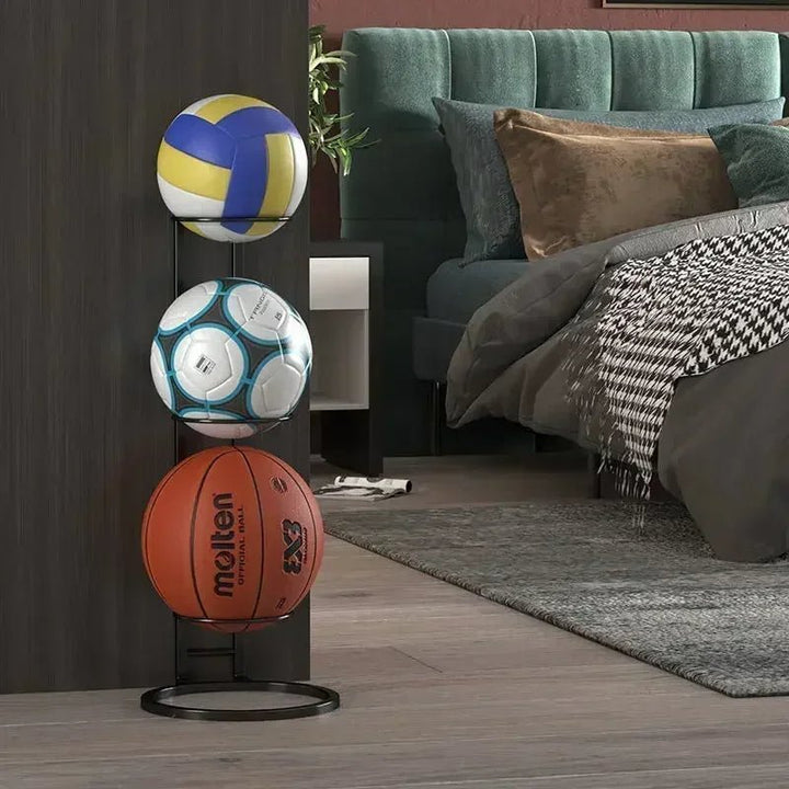 Vertikaler Sportballständer mit Volleyball, Fußball, Basketball im Schlafzimmer.