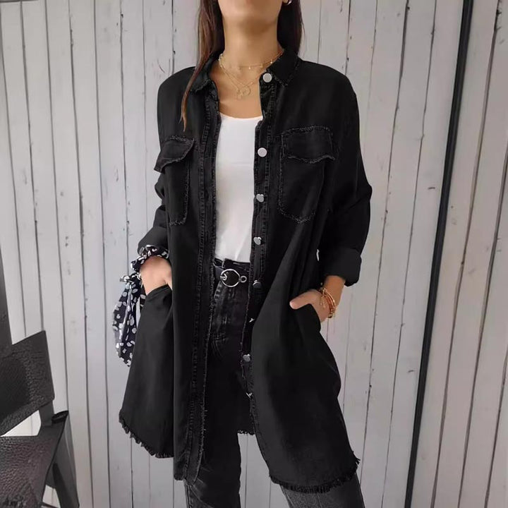 Frau in schwarzem Jeanshemd, weißem Top, schwarze Jeans, lässiger Stil, Mode-Outfit.