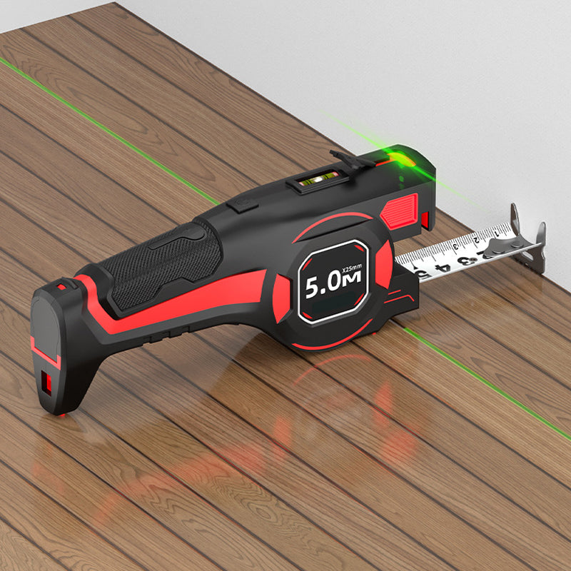 Přístroj leží na dřevěné podlaze, pásmo zaháknuté o stěnu a zelené laserové čáry po podlaze 4
