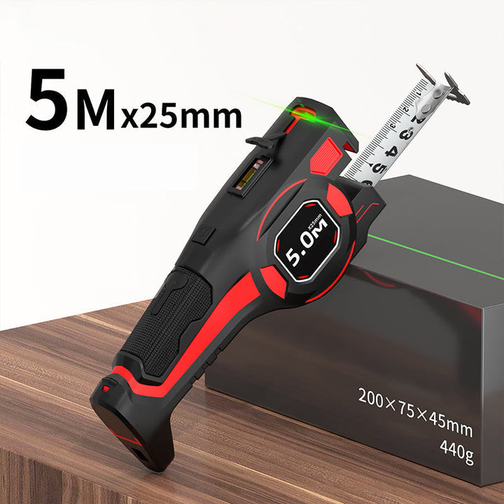 Svinovací metr opřený o tmavý kvádr na dřevěném stole, zelený laser a rozměry přístroje 2