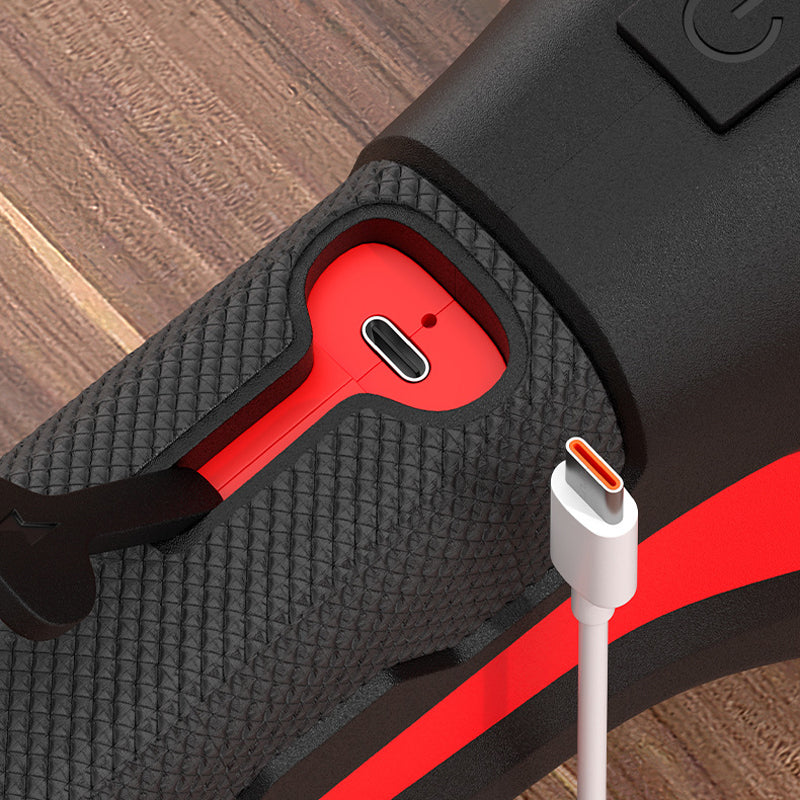 Detail gumové rukojeti s otevřeným krytkou USB-C portu a zasouvaným nabíjecím kabelem 5