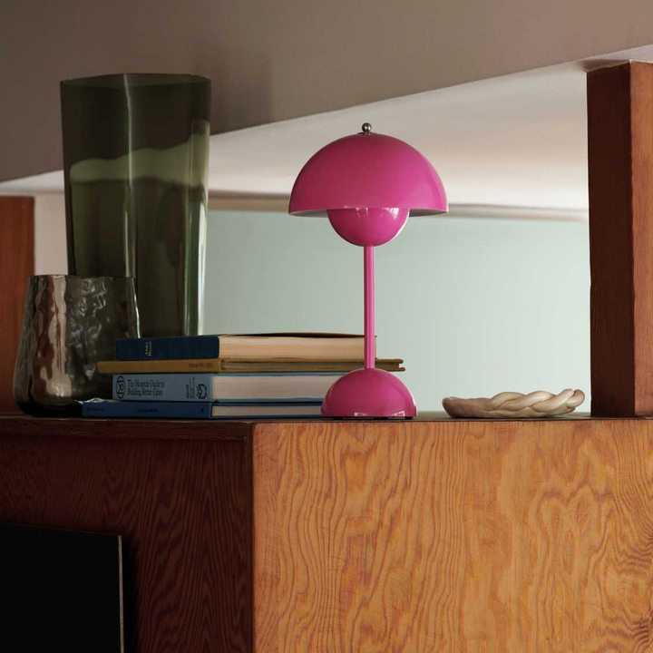 Rosa Tischlampe auf Holzregal, moderne Inneneinrichtung, skandinavisches Design, Wohnzimmerdekor.