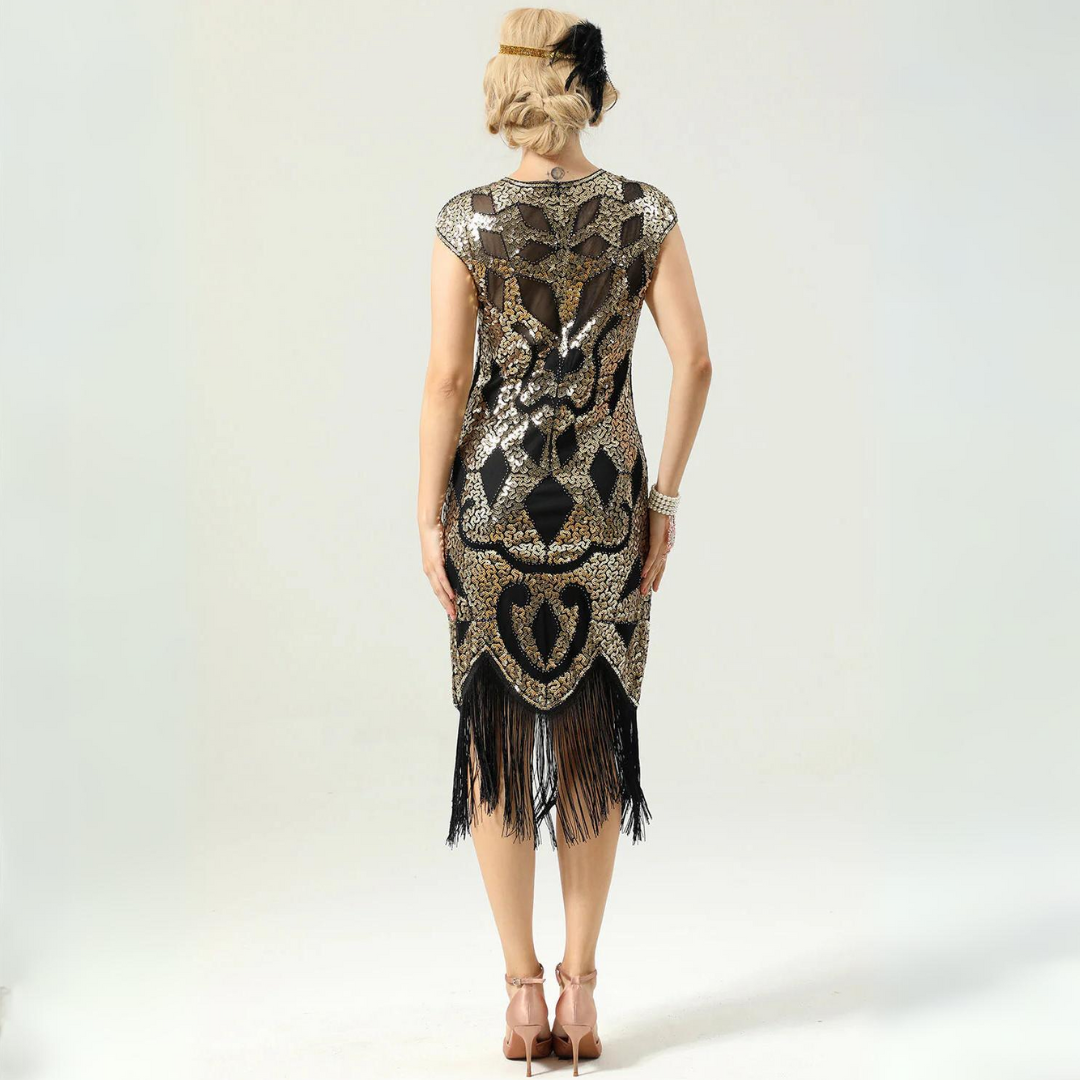 Frau in schwarzem, goldverziertem Fransen-Kleid, Rückansicht, elegantes Abendmode-Design.