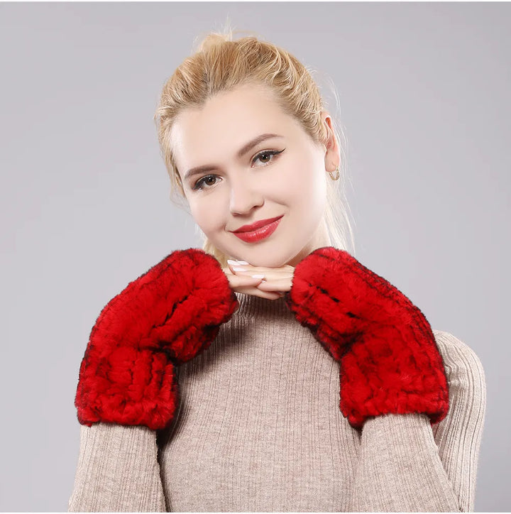 Frau trägt rote Pelzhandschuhe, gestrickter Pullover, stilvolle Wintermode, Accessoires.