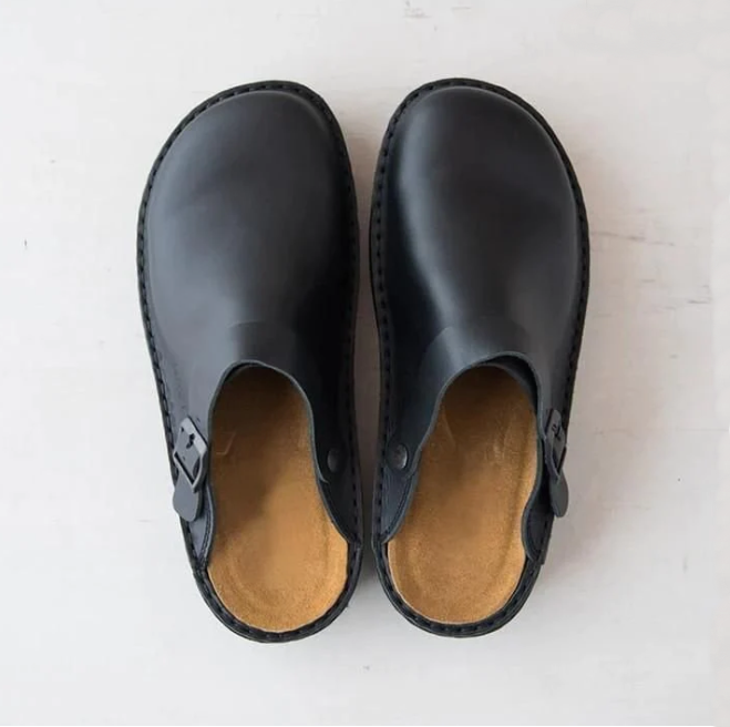 Schwarze Ledersandalen mit Schnalle, Unisex, bequem, rutschfest, ideal für Alltag und Freizeit.