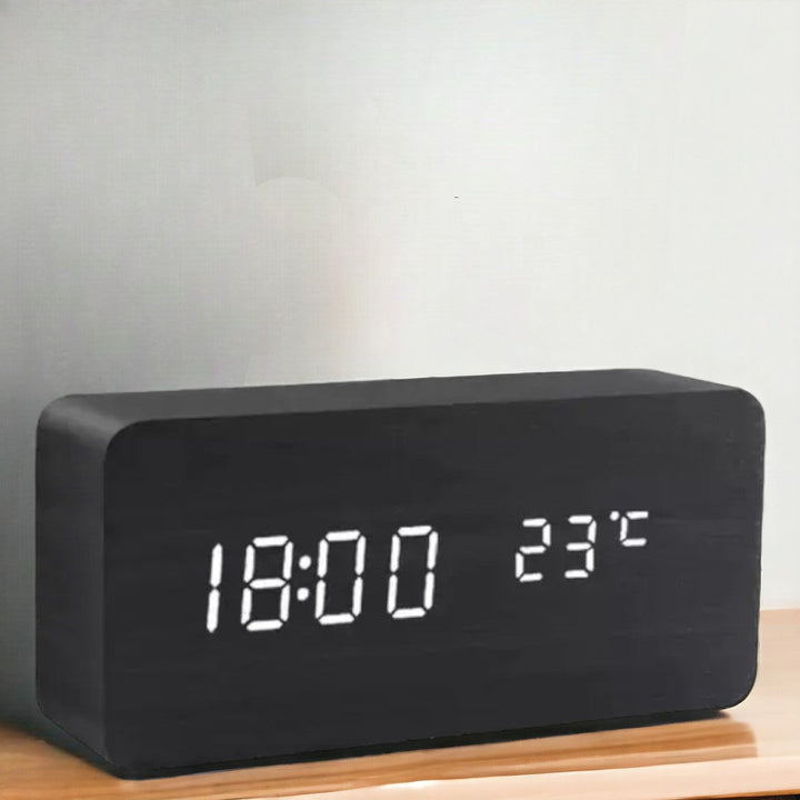 Schwarzer digitaler Wecker mit LED-Anzeige, zeigt Uhrzeit und Temperatur, modernes Design.