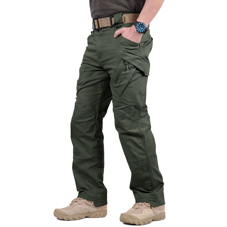 Tmavě zelené cargo kalhoty na modelovi z boku s kapsou na zip a páskem 4