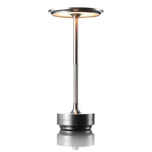 Silberne Tischlampe aus Metall, modernes Design, LED-Beleuchtung, ideal für Büro oder Wohnzimmer.