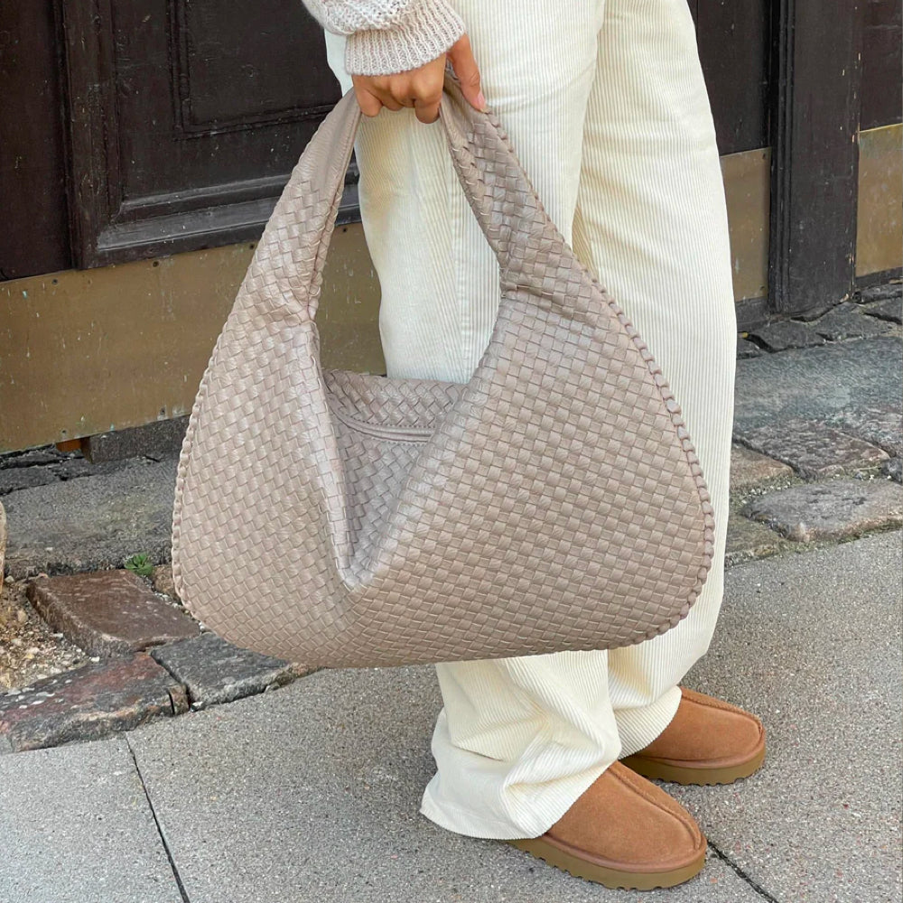 Elegante beige Flechttasche, geräumig, ideal für Arbeit, modisches Design, Damenmode.