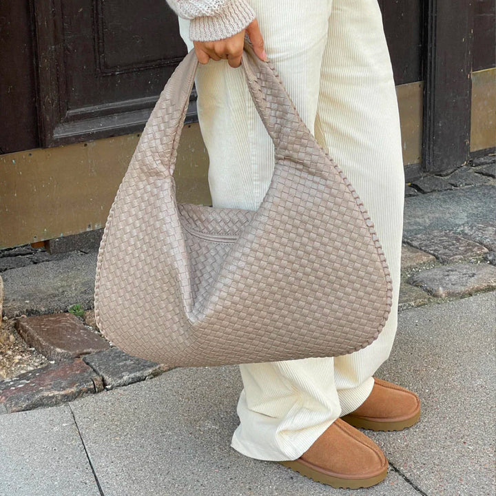 Elegante beige Flechttasche, geräumig, ideal für Arbeit, modisches Design, Damenmode.