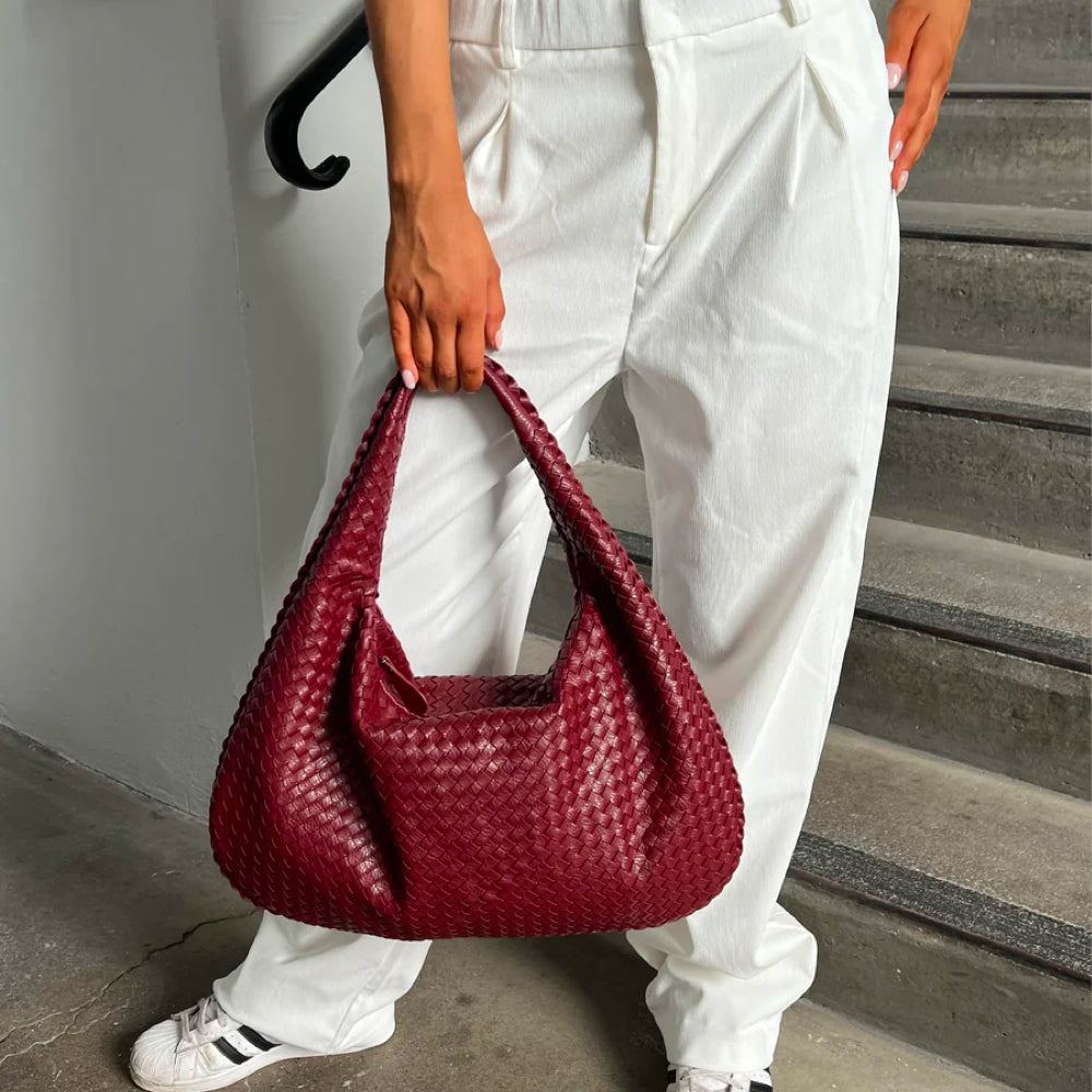 Rote geflochtene Handtasche, elegant, geräumig, ideal für Arbeit, hochwertiges Design.