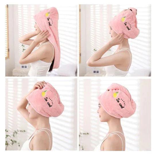 Frau mit rosa Turban-Handtuch aus Mikrofaser, ideal für schnelles Trocknen der Haare.