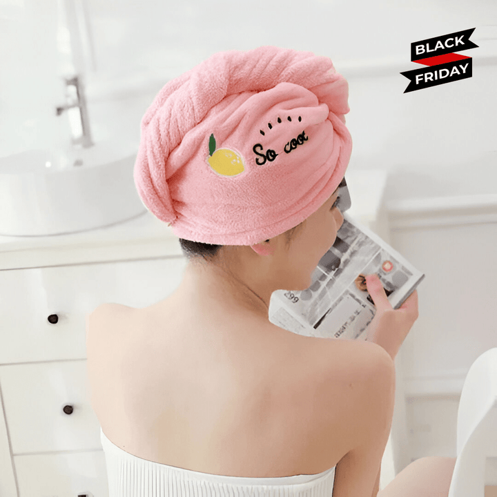 Frau mit rosa Turban-Handtuch aus Mikrofaser, Zitrone-Motiv, Black Friday Angebot.