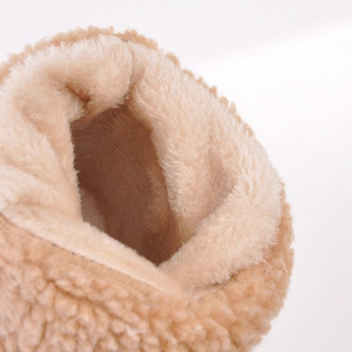 Beige Winterstiefel aus Kunstfell, warm gefüttert, ideal für kaltes Wetter, modisch und bequem.