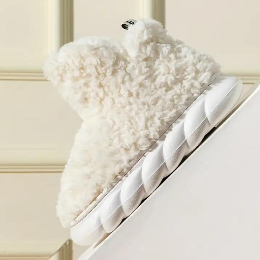 Weiße, flauschige Hausschuhe mit dicker Sohle, gemütlich, modern, für Zuhause.