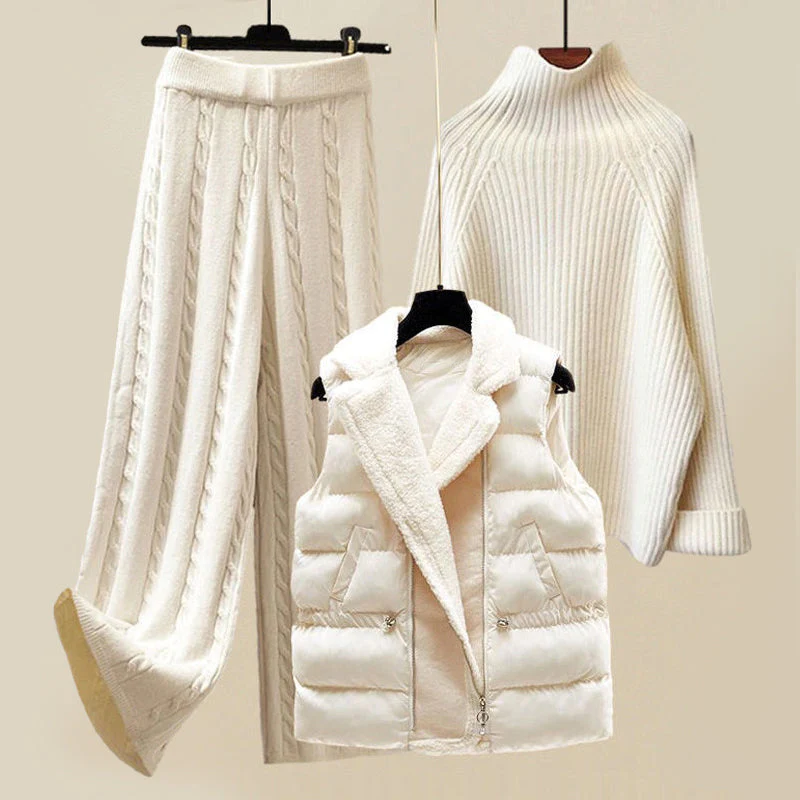 Damen Winter-Outfit: weiße Strickhose, Rollkragenpullover, gesteppte Weste.