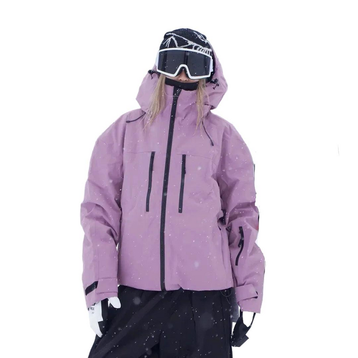 Celý pohled zepředu na model v růžovofialové bundě s kapucí, zapnutým zipem, hrudními kapsami a upravitelnými manžetami. 4